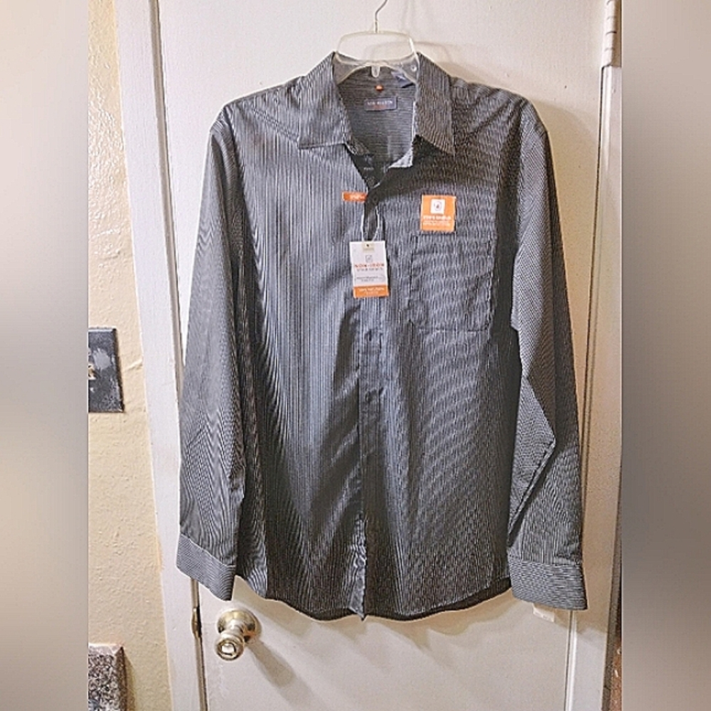 Van Heusen Shirt Size Medium 15- 15.5  Pinstripe Traveler No- Stain Shield
